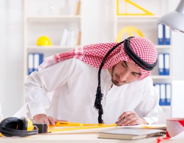Arap mühendis yeni proje üzerinde çalışıyor