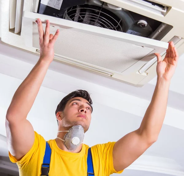 Reparatie van airconditioning aan het plafond — Stockfoto