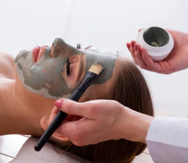 Mladá žena v lázeňské zdravotní koncepce s obličejovou maskou — Stock fotografie