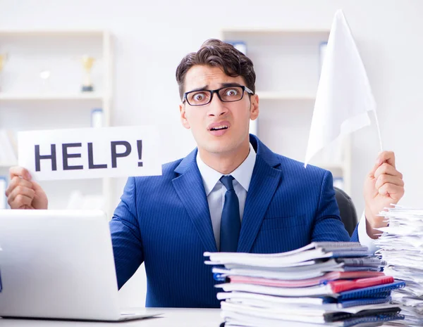 Geschäftsmann wirft weiße Fahne und gibt auf — Stockfoto