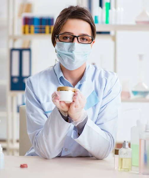 Laborchemiker überprüft Schönheits- und Make-up-Produkte — Stockfoto