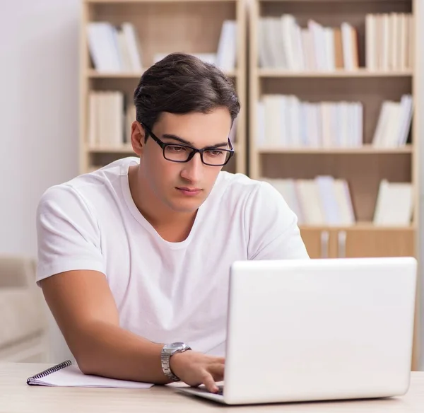 Jongeman werkt in het kantoor — Stockfoto