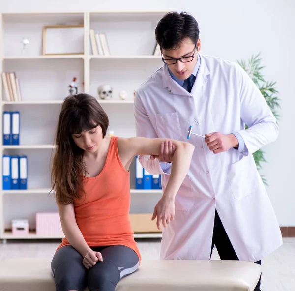 Medico neurologo esaminando paziente femminile — Foto Stock