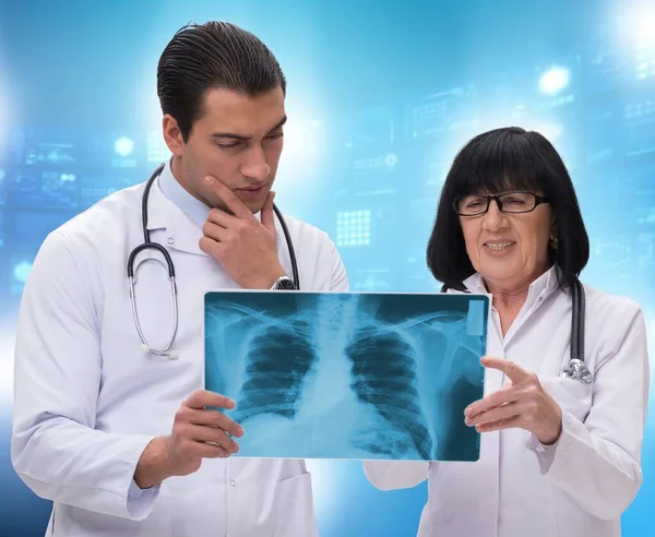Dos doctores discutiendo imagen de rayos X en concepto de telemedicina — Foto de Stock