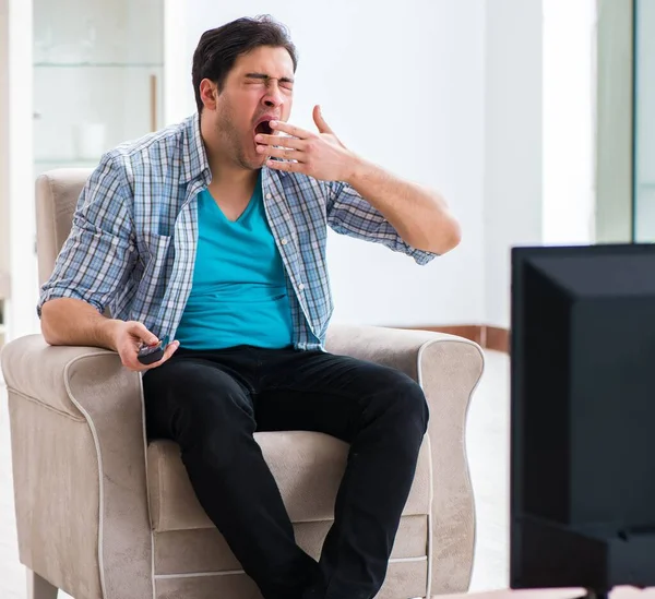 Man tittar på tv hemma — Stockfoto