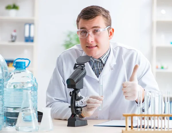 Junge Chemiestudentin experimentiert im Labor — Stockfoto