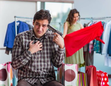 Adam, karısının dükkandan alışveriş etmesinden bıkmış.