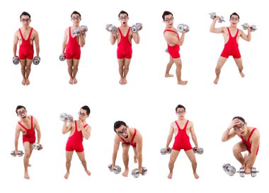 Beyazlar üzerinde dambılları olan komik adam.