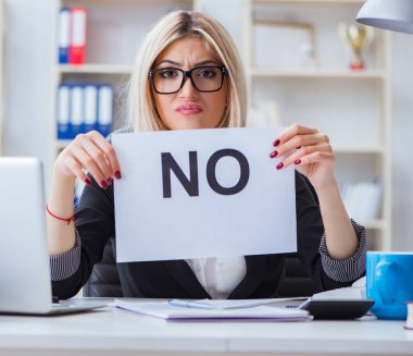 Ofiste mesajı olan genç bir iş kadını.