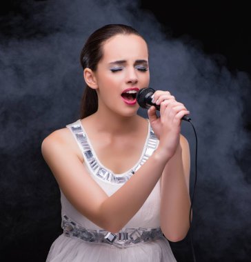 Karaoke kulüpte şarkı söyleyen genç kız