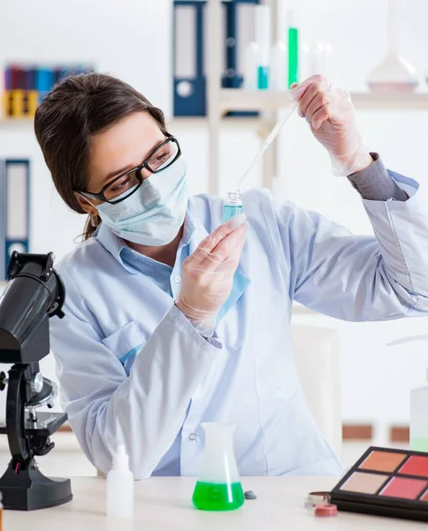 Laborchemiker überprüft Schönheits- und Make-up-Produkte — Stockfoto