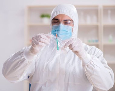 Kanıt için laboratuvarda çalışan uzman bir kriminolog.