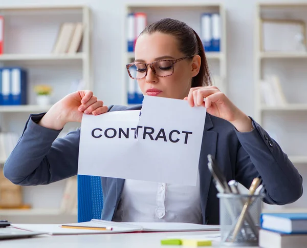Affärskvinna sliter sönder sitt kontrakt — Stockfoto