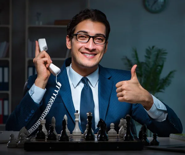 Podnikatel hraje šachy v konceptu strategie — Stock fotografie