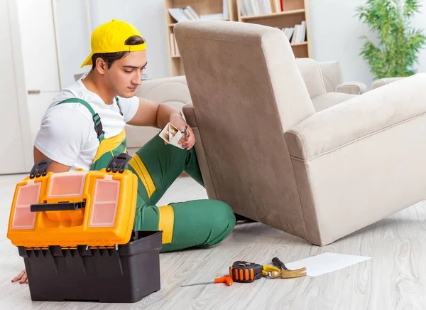 Robotnik naprawiający meble w domu — Zdjęcie stockowe