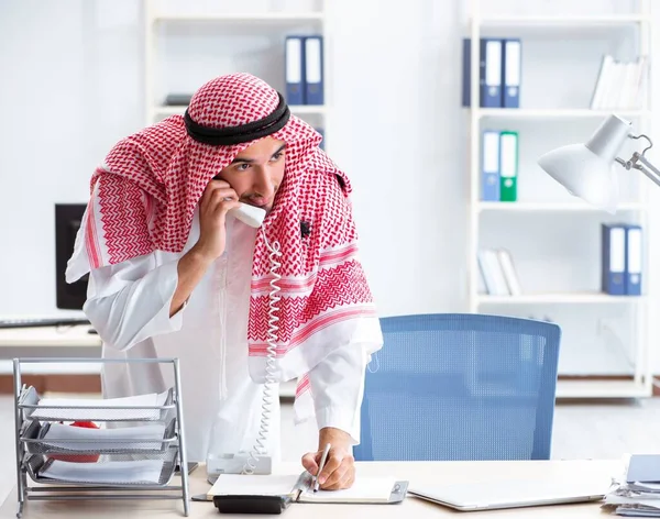 Homme d'affaires arabe travaillant dans le bureau — Photo