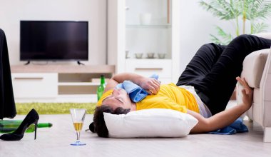 Ev partisinden sonra evde dağınık bir adam