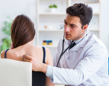 Doktor steteskopla hastayı kontrol ediyor.