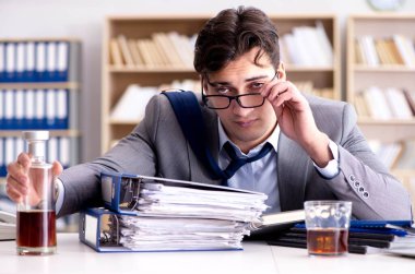 Stresten içen genç işadamı