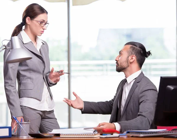 Vrouw en man in het bedrijfsconcept — Stockfoto