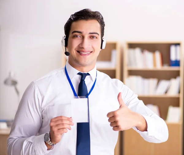 Hermoso empleado de servicio al cliente con auriculares —  Fotos de Stock