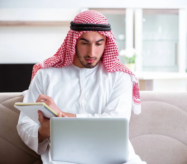 Hombre árabe trabajando en casa en su trabajo — Foto de Stock