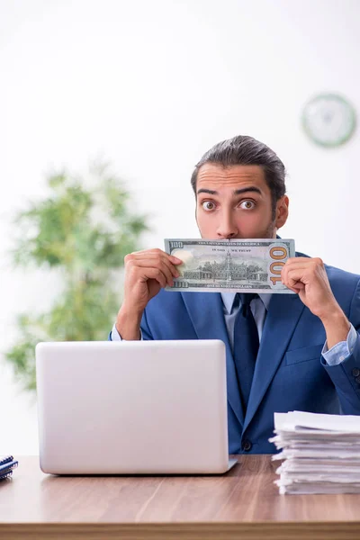 Junger männlicher Geschäftsmann arbeitet im Büro — Stockfoto