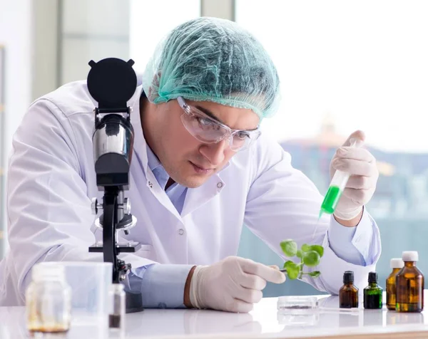 Conceito de biotecnologia com cientista em laboratório — Fotografia de Stock