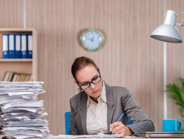 Empresária que trabalha no escritório — Fotografia de Stock