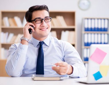 Ofiste çalışan bir işadamı.