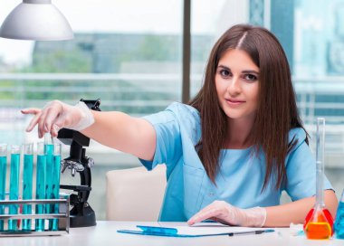 Laboratuarda çalışan genç kadın doktor