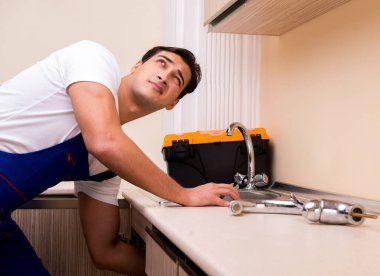 Mutfakta çalışan genç tamirci.