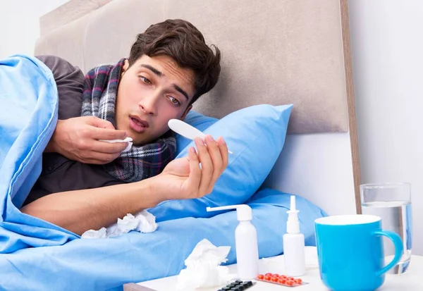 Homem doente com gripe deitado na cama — Fotografia de Stock