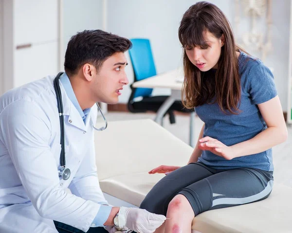 Patient visitant médecin après avoir subi une blessure sportive — Photo