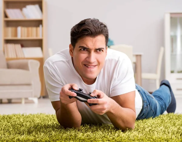 Bilgisayar oyunlarına bağımlı bir adam — Stok fotoğraf