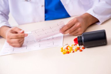 Klinikte çalışan genç bir erkek kardiyolog.