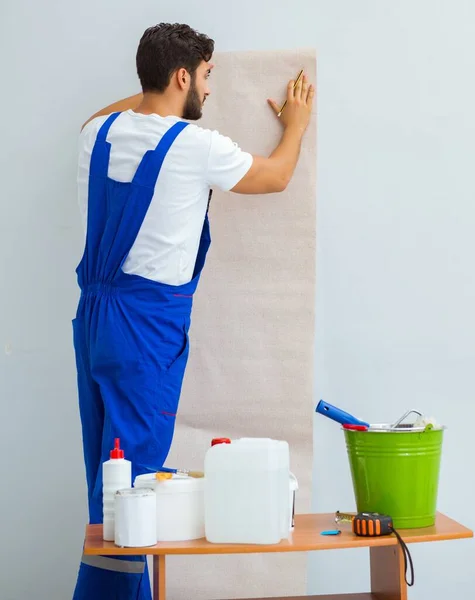 Worker working on wallpaper during refurbishment — Stock Photo, Image