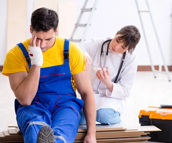 Travailleur blessé assisté par un médecin — Photo