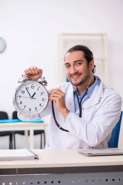 Klinikte çalışan yakışıklı genç erkek doktor. — Stok fotoğraf