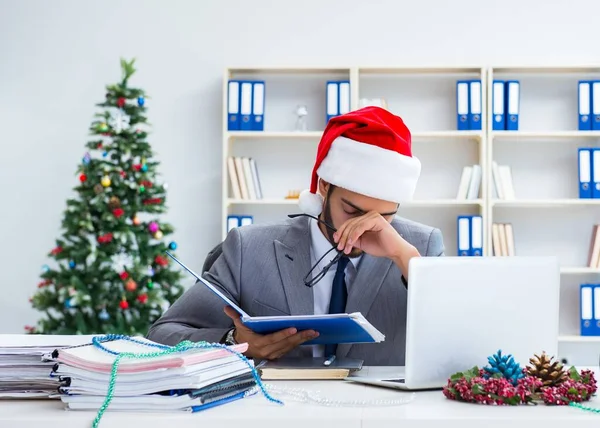 Genç işadamı Noel 'i ofiste kutluyor. — Stok fotoğraf