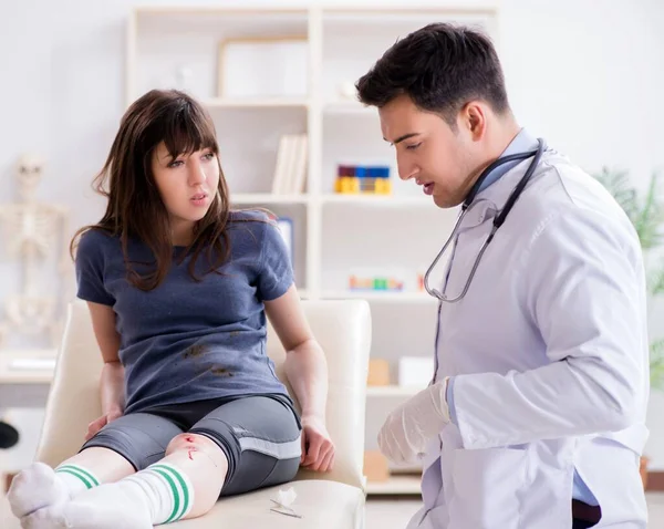 Patient visiting doctor after sustaining sports injury — Stock Photo, Image