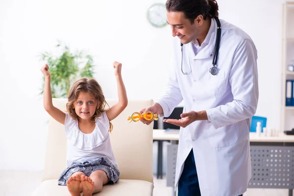 Jovem médico pediatra com menina pequena — Fotografia de Stock