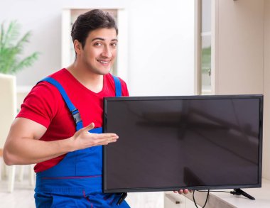 Profesyonel tamir mühendisi bozuk televizyonu tamir ediyor.