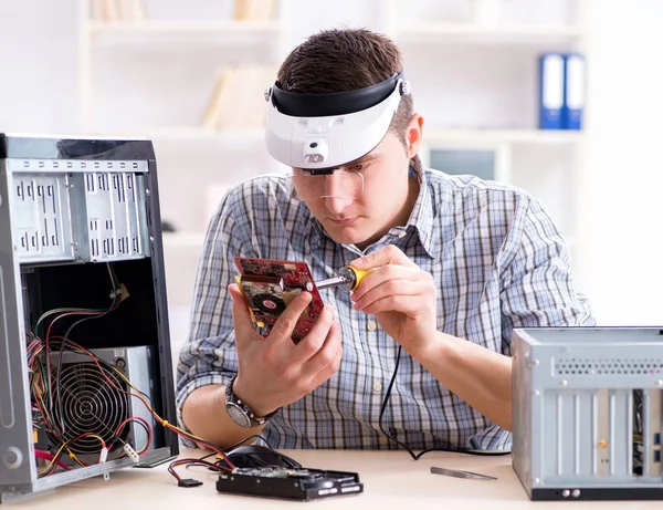 Jovem técnico de reparação de computador em oficina — Fotografia de Stock