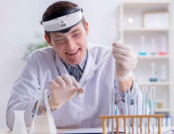 Giovane studente di chimica che sperimenta in laboratorio — Foto Stock