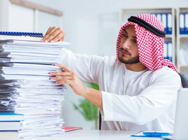 Ofiste çalışan Arap işadamı bir Pi ile evrak işi yapıyor.