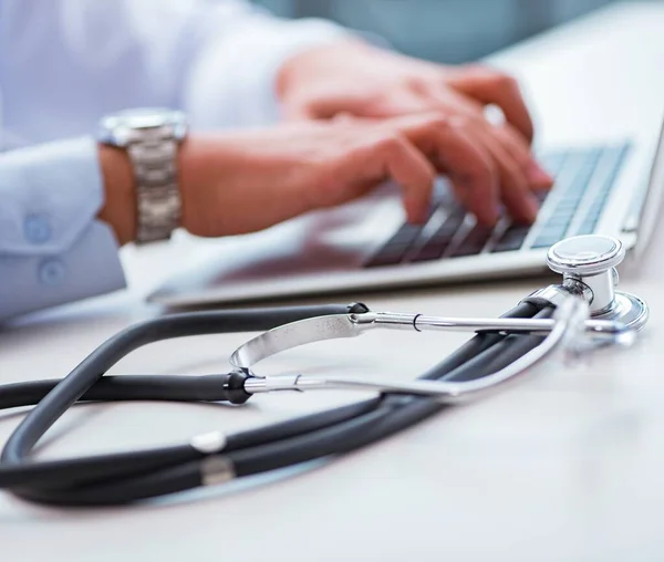 Doctor trabajando en el ordenador — Foto de Stock