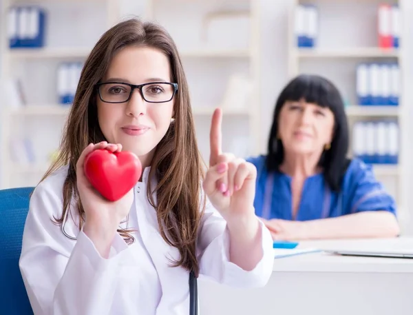 Senior Patient besucht Arzt für regelmäßige Kontrolle — Stockfoto