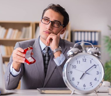 Evlilik teklifi yapan bir adamın romantik konsepti.