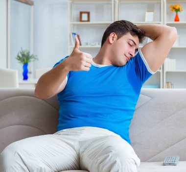 Adamın evde aşırı derecede terlemesi ve kötü kokması.